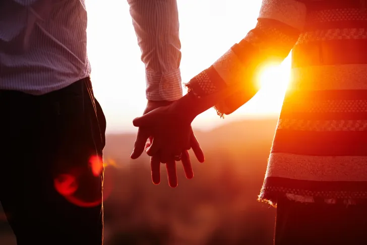Händchen halten im Gegenlicht auf der GIS bei Linz