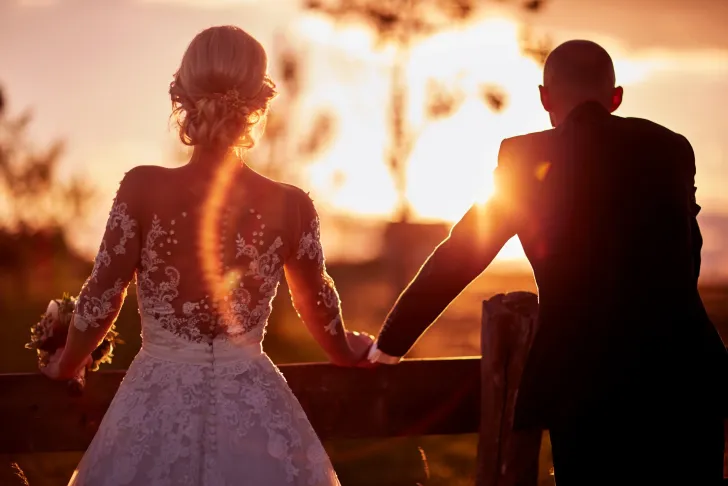 Hochzeitsfoto von Hochzeitspaar von hinten im Gegenlicht