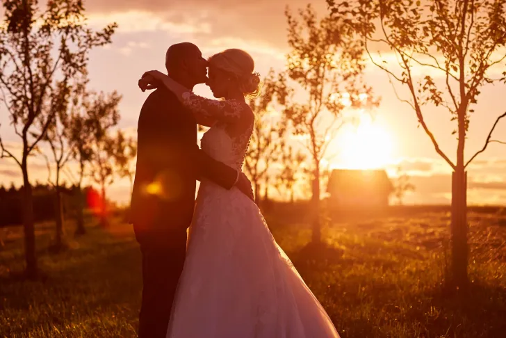 Hochzeitspaar im Gegenlicht bei der Hoamat in Haibach