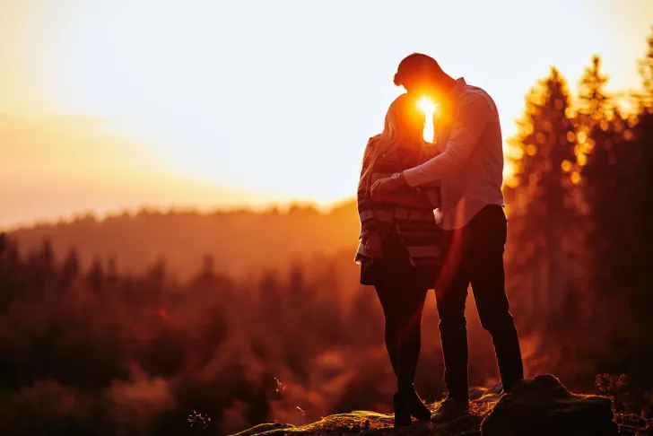 Küssendes Pärchen mit Sunflares auf der GIS bei Linz