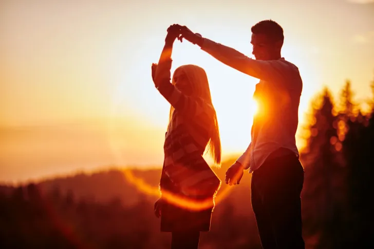 Paar im Gegenlicht auf der GIS bei Linz