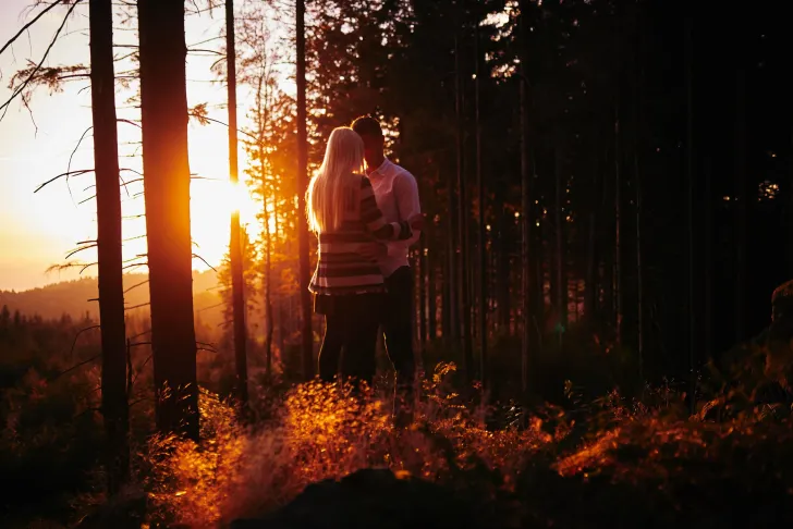 Pärchenshooting im Sonnenuntergang auf der GIS bei Linz